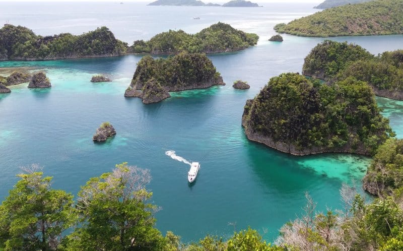 Mengarungi Pulau-Pulau Terpencil dengan Perahu